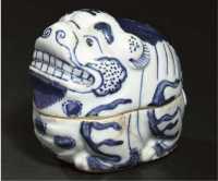16th/17th Century A blue and white buddhistic lion shaped box and cover